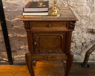 single antique stand