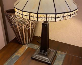 Excellent Tiffany style table lamp, heavy.