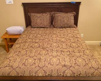 Excellent Queen size Robert Allen bedding with shams.