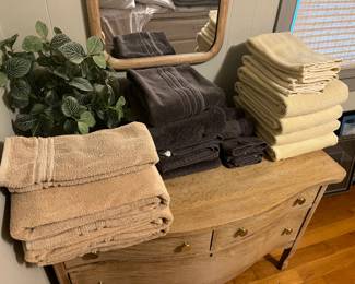 Nice selection of bath towels and hand towels in very good condition.