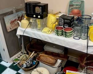 Antique kitchen, vintage radio...works.