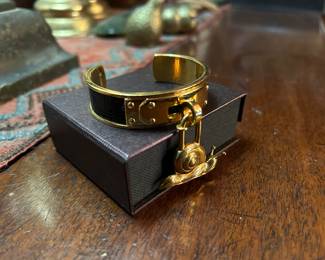 Hermès lizard Kelly cuff with snail