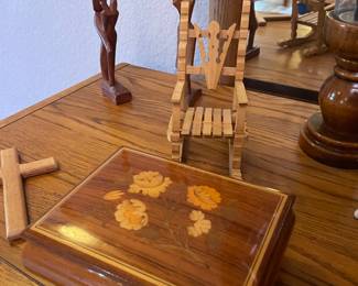 Vintage Reuge Italian Music wooden box with inlay florals