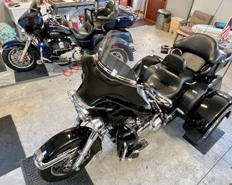 Both Harleys have clear titles, spare key fobs and owners manuals.