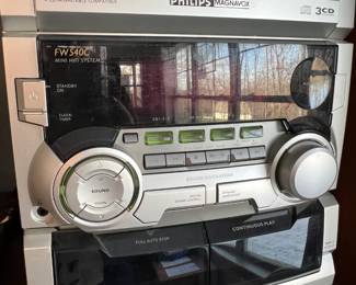 Philips Magnavox portable stereo with speakers