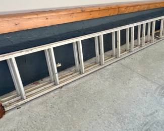 Aluminum extension ladder