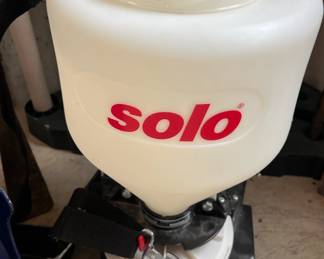 Solo spreader