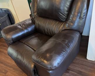 Leatherette Black Catnapper recliner 45"Wx42"Hx36"D $180
