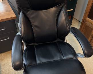 Vinyl Computer Chair 26"Wx43"Hx29"D $70