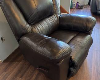 Leatherette Black Catnapper recliner 45"Wx42"Hx36"D $180