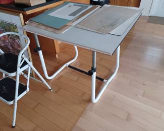 Adjustable Art table