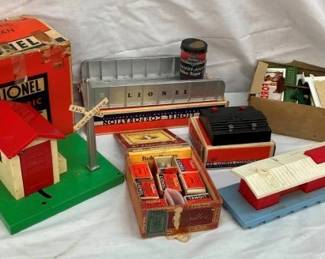 LOT OF LIONEL ACCESSORIES