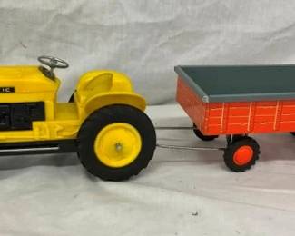DAISY MATIC TRACTOR W/ TRAILER