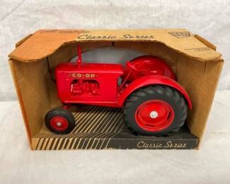 CLASSIC TRACTOR SERIES COOP W/ BOX