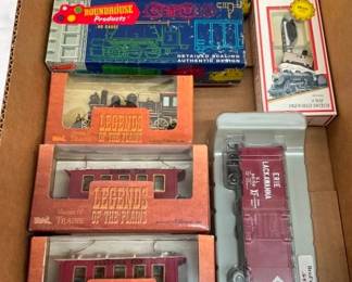 TRAINS, ROUNDHOUSE,HO SCALE