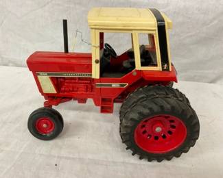 1586 INTERNATIONAL TRACTOR