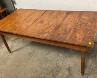 MEASURES 72X37 X 39 TALL