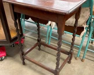 UNUSUAL SMALL TURNED LEGGED TABLE