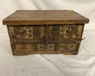 EARLY HANDMADE TRUNK