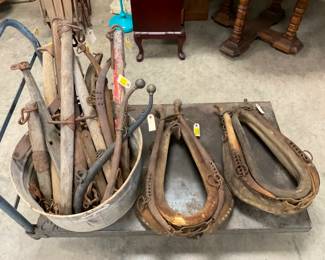 LOT SINGLE TREES,HORSE COLLARS