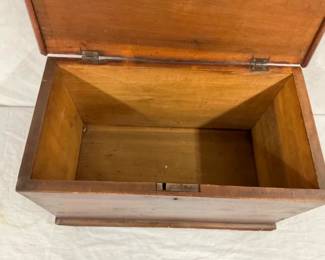 CLEAN INSIDE VIEW WALNUT BOX