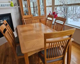 Beautiful Dining Table with 6 Chairs