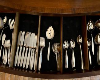 301 Oneida Deluxe Flatware