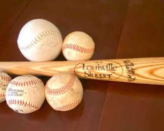 116 Louisville Slugger Bat w Balls