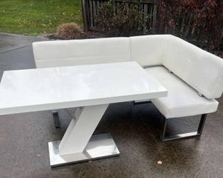  002 101 White Breakfast Table With Banquette