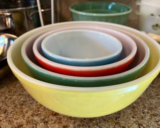 vintage pyrex nesting bowls