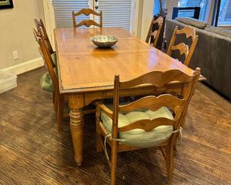 Kitchen Table with 6 Chairs (one leaf)