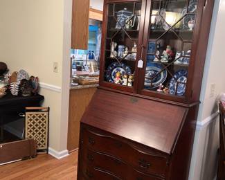 Secretary with key $200