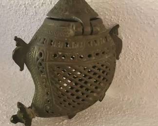 Chinese cricket or spice box