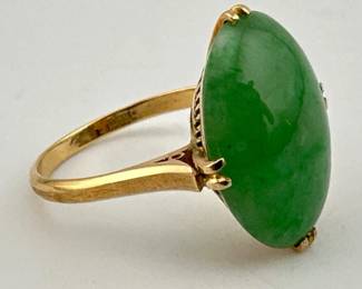18kt oval jade ring
