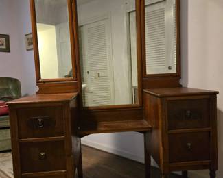 Mirrored vanity