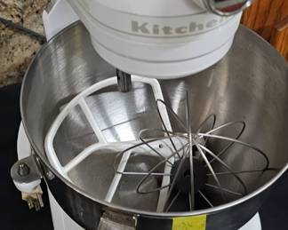 KITCHEN AID STAND MIXER