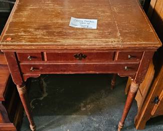 SEWING TABLE / MACHINE