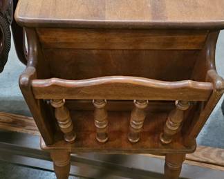 END TABLE / MAGAZINE RACK
