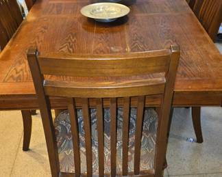 Farmhouse Style Kitchen Table with 6 Chairs has one leaf in it.