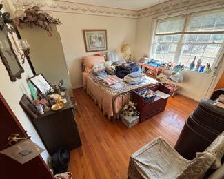 This house is literally packed with a huge variety of antique and vintage treasures!