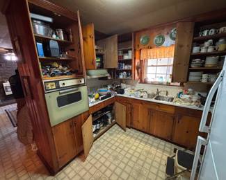 This house is literally packed with a huge variety of antique and vintage treasures!