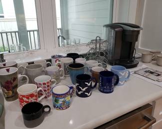 KEURIG AND COFFEE CUPS
