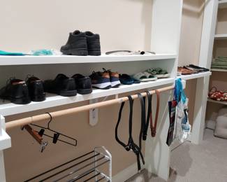 CLOSET WITH SHOES