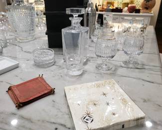 DECANTERS AND CRYSTAL GLASSES