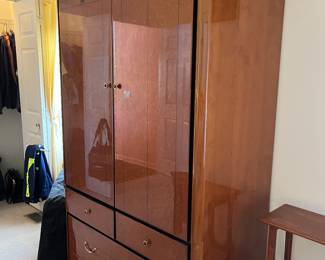 Wardrobe that coordinates with bed