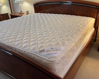 King Bedroom Suite
Mattress Sett