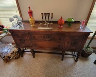 Beautiful Antique Jacobean depression era buffet/sideboard cabinet!