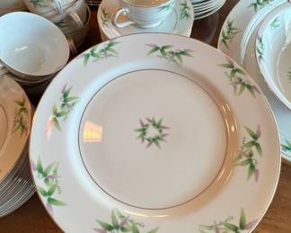 Harmony House Fine China "Mandarin" Dinnerware Set