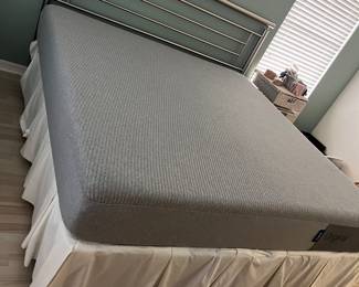 Casper original king size bed. Excellent condition 