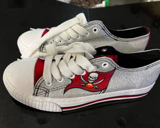 Tampa bay buccaneers glitter low top canvas woman’s shoe size 7